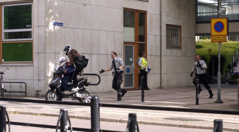 U švedskoj banci, prosječan dan se pretvara u kaos kada oružana pljačka natjera prosječnog čovjeka da se suoči sa svojim najgorem strahovima i skrivenim slabostima.