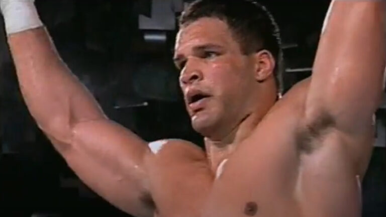 "The Smashing Machine: The Life and Times of Mark Kerr" je sirov i potresan pogled na svijet početaka MMA sporta kroz oči jednog od njegovih najdominantnijih, ali i najtragičnijih predstavnika, Marka Kerra.