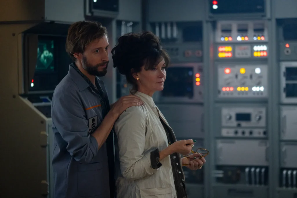 David Rysdahl (Arthur), Essie Davis (Dame Sylvia) / Patrick Brown/FX