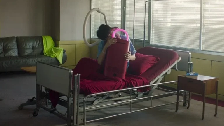 "A Useful Ghost" (2025.) r. Ratchapoom Boonbunchachoke