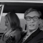 Russell Streiner i Judith O'Dea u kultnoj uvodnoj sceni filma Noć živih mrtvaca (1968.), dok se automobilom voze prema groblju. Upravo u ovom trenutku Johnny zafrkava svoju sestru i izgovara jednu od najpoznatijih rečenica u povijesti horor filma: "They're coming to get you, Barbra!" ("Dolaze po tebe, Barbra!")