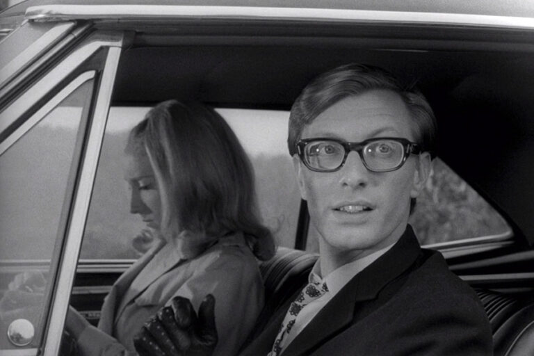 Russell Streiner i Judith O'Dea u kultnoj uvodnoj sceni filma Noć živih mrtvaca (1968.), dok se automobilom voze prema groblju. Upravo u ovom trenutku Johnny zafrkava svoju sestru i izgovara jednu od najpoznatijih rečenica u povijesti horor filma: "They're coming to get you, Barbra!" ("Dolaze po tebe, Barbra!")