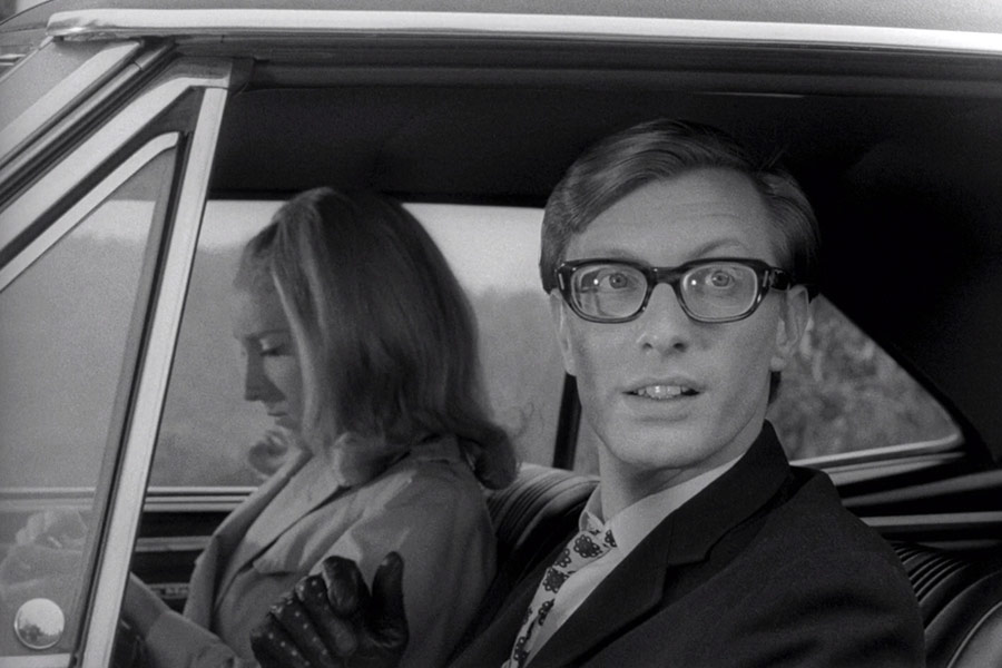 Russell Streiner i Judith O'Dea u kultnoj uvodnoj sceni filma Noć živih mrtvaca (1968.), dok se automobilom voze prema groblju. Upravo u ovom trenutku Johnny zafrkava svoju sestru i izgovara jednu od najpoznatijih rečenica u povijesti horor filma: "They're coming to get you, Barbra!" ("Dolaze po tebe, Barbra!")