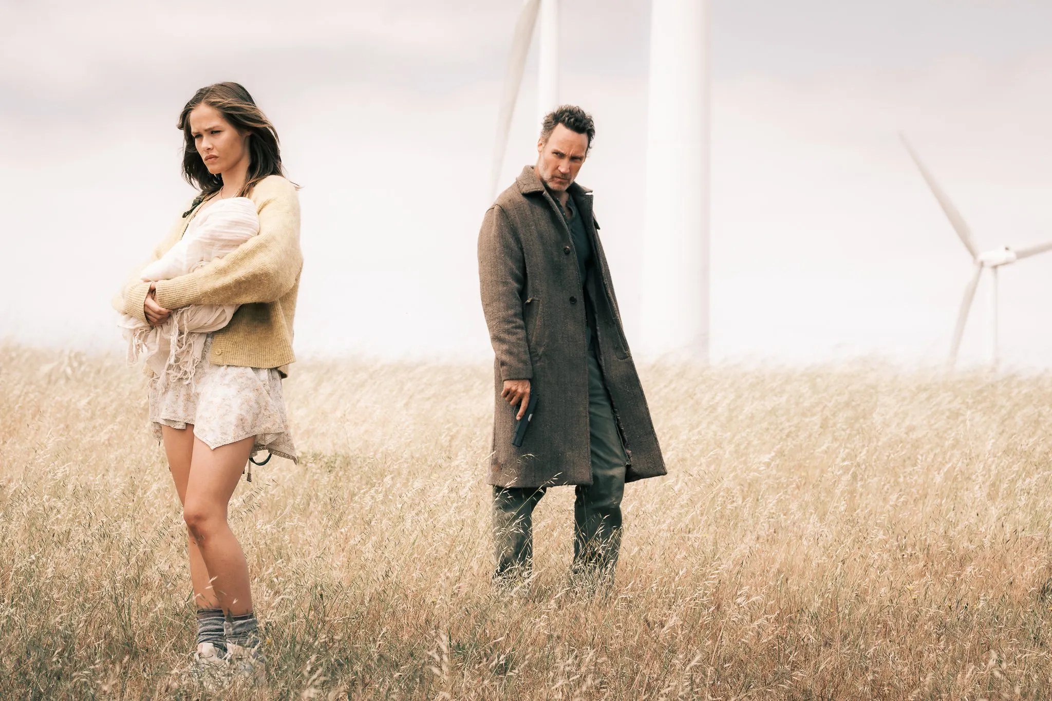 Charlotte Maggi (kao Aliah) i Callan Mulvey (u ulozi Maca) u postplandemijskom filmu koji se pita "Tko je kome što dužan nakon kolapsa društva?"